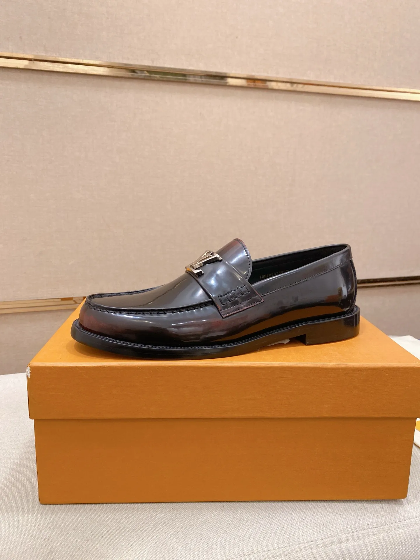 Factory price: 700💰Louis Vuitton LV men's classic Oxford shoes, men's business formal boutique leather shoes, classic model, exquisite almond kernel toe, ultimate art, the whole shoe is made of imported cow leather (open edge beads), carefully selected, fine pores, excellent gloss, soft texture, strong toughness, durable and not easy to deform, apricot calf leather lining, soft and comfortable, sweat-absorbent and breathable. Composite rubber backing at the heel. The front and rear outsole are nailed and reinforced, making them non-slip and wear-resistant. Made with Goodyear craftsmanship, the shoe shape is excellent, light and luxurious, and can be worn in all kinds of formal occasions! Original box and dust bag packaging! Size: 39-44 (38.45. Customized)